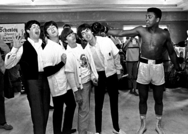 By Autore Sconosciuto - http://wzlx.cbslocal.com/2014/02/18/the-beatles-met-muhammad-ali-50-years-ago-today-and-it-was-even-better-than-you-imagine-photos/, Public Domain, https://commons.wikimedia.org/w/index.php?curid=38755704