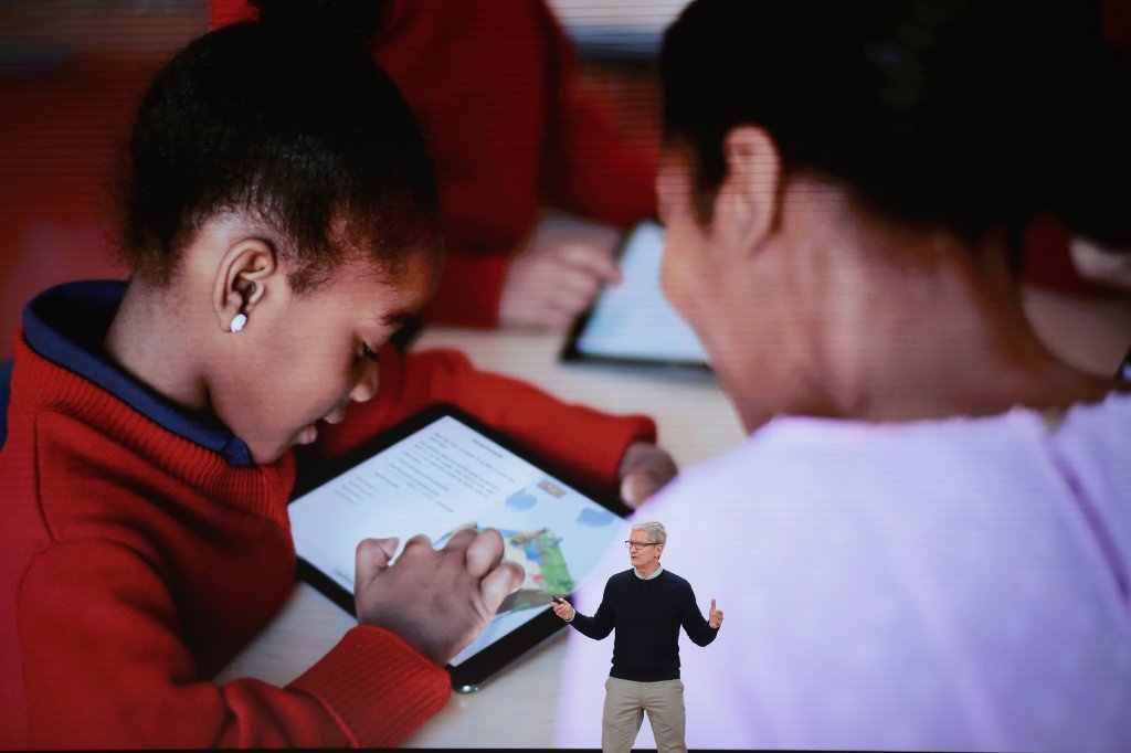 Apple Hosts Education Event At Chicago High School