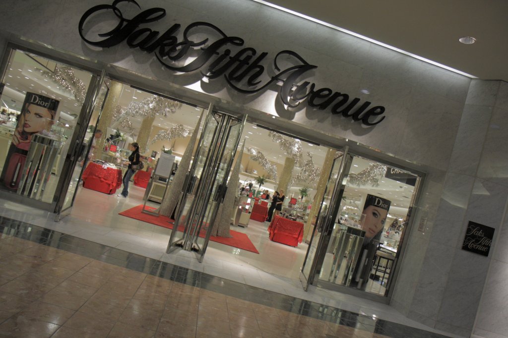 Saks Fifth Avenue Hackers Steal 5 Million Dollar Data Breach