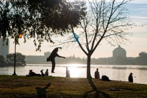 Man balancing on a rope at Lake Merritt