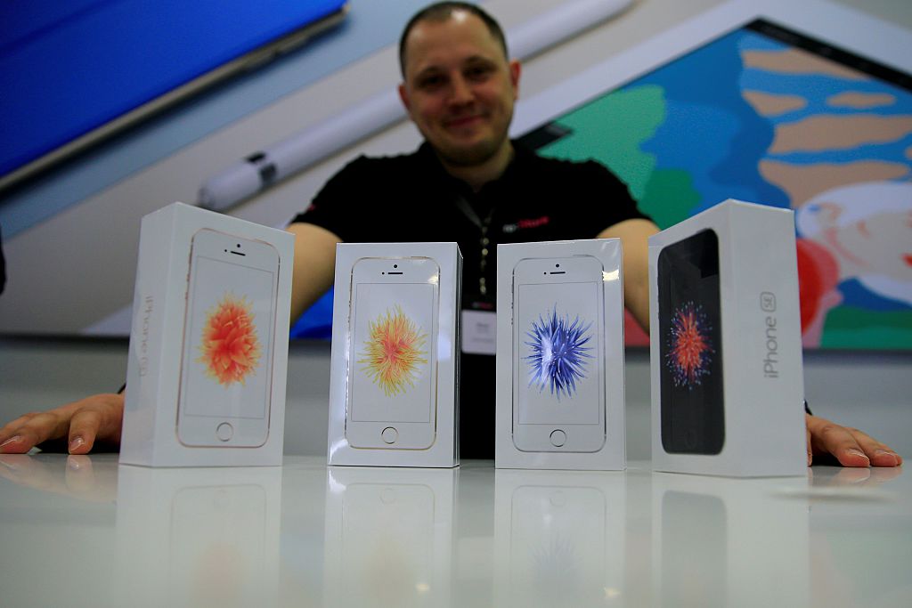 Apple launches iPhone SE in Russia