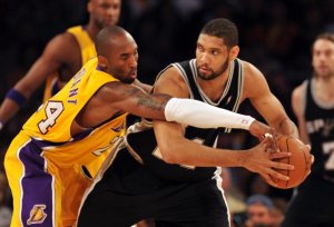 Kobe Bryant (L) of the Los Angeles Laker