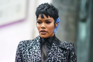 Street Style - Paris Fashion Week - Womenswear Fall/Winter 2020/2021 : Day Three