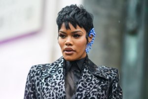 Street Style - Paris Fashion Week - Womenswear Fall/Winter 2020/2021 : Day Three